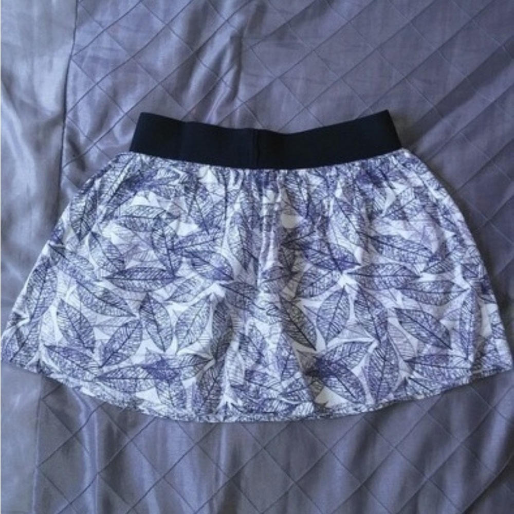 Forever 21 Monochrome Leaf Print Skater Skirt